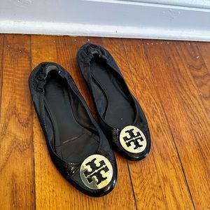 Tory Burch Minnie Travel Ballet Flats Gold Logo Black Patent Leather 7.5